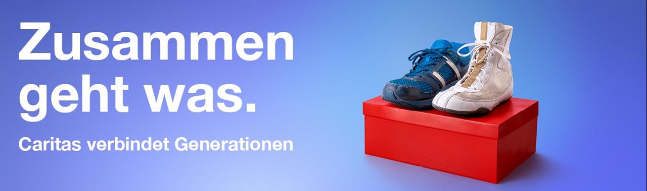 Auf einem roten Schuhkarton sind vor einem blauen Hintergrund ein Paar Schuhe zu sehen. Beide Schuhe sind Sportschuhe. Der linke Schuh ist ein blauer Turnschuh mit zwei weißen Streifen, der rechte ein höherer weißer Boxstiefel. Beide Schuhe sind abgenutzt. Darüber steht das Kampagnenmotto: Zusammen geht was. Caritas verbindet Generationen.