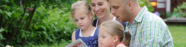 Familie liest in Zeitschrift