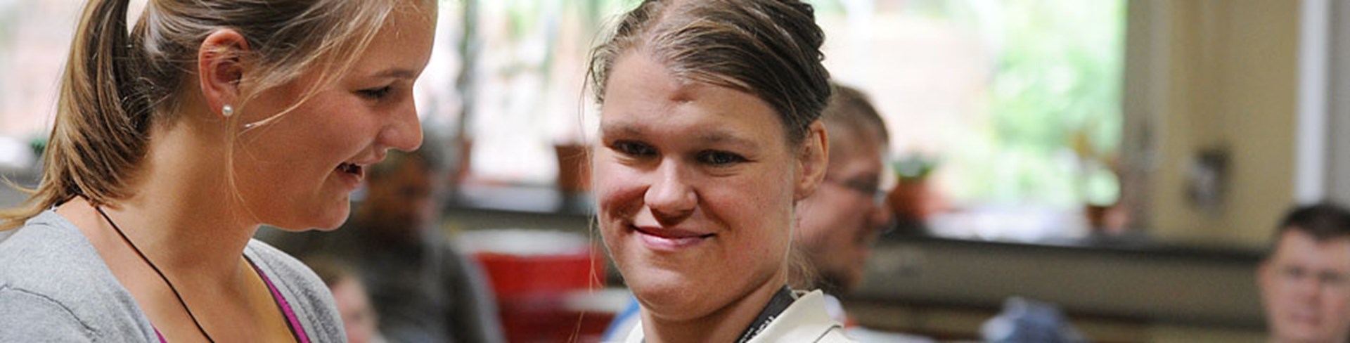 Zwei Frauen im Gespräch (c) KNA/Oppitz