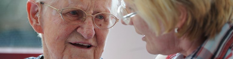 Seniorin im Gespräch mit Mitarbeiterin